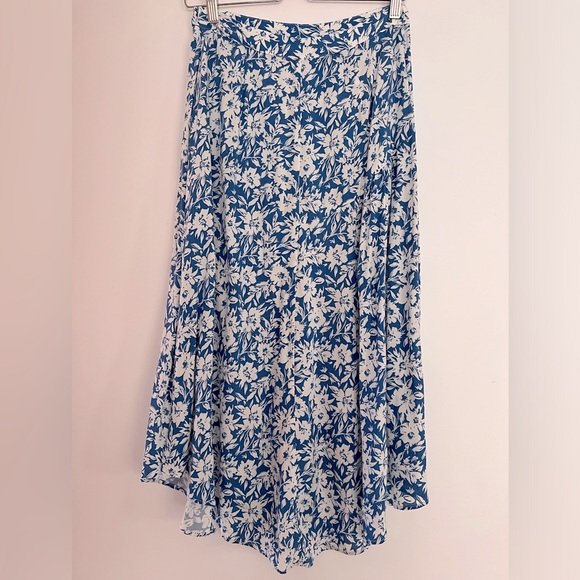 Blue and white flower pattern zara skirt - Picture 3 of 3